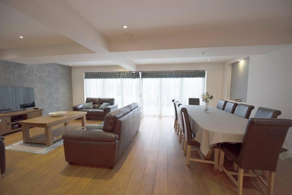 Luxury 6 Bedroom House With Parking - Northwood نورثوود المظهر الخارجي الصورة