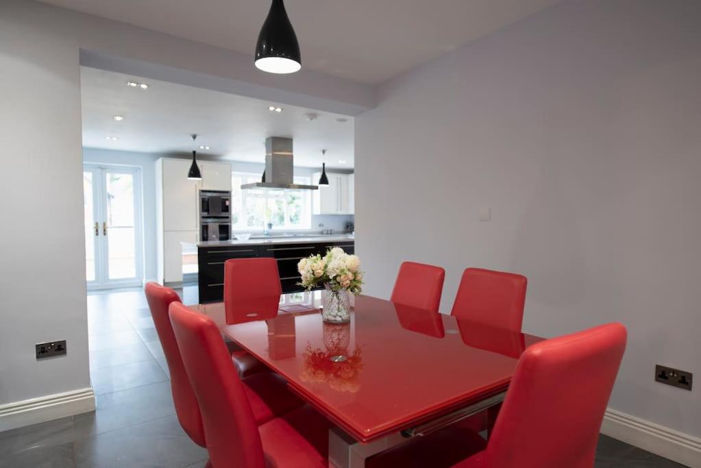 Luxury 6 Bedroom House With Parking - Northwood نورثوود المظهر الخارجي الصورة