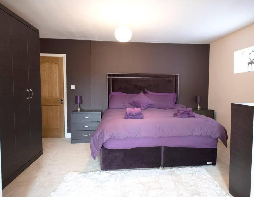 Luxury 6 Bedroom House With Parking - Northwood نورثوود المظهر الخارجي الصورة