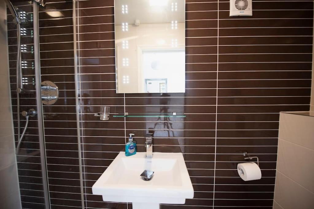 Luxury 6 Bedroom House With Parking - Northwood نورثوود المظهر الخارجي الصورة