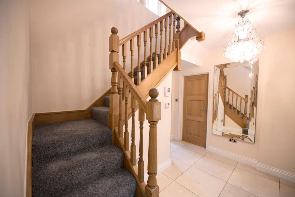 Luxury 6 Bedroom House With Parking - Northwood نورثوود المظهر الخارجي الصورة
